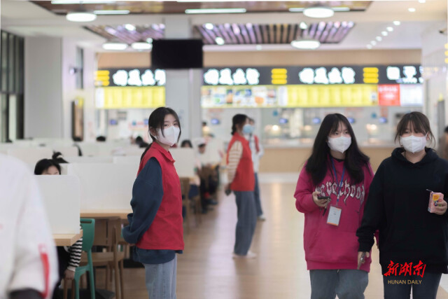 湖南工艺美院:“红马甲”在校园防疫一线绽放青春