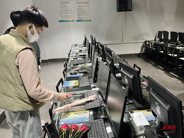 湖南工艺美院:暖心!鲜花与鼓励“疫”路同行