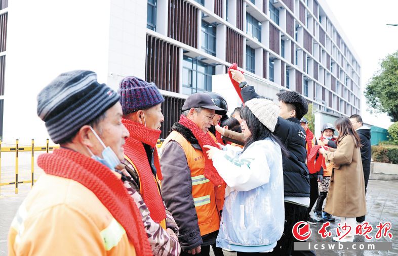 1月3日,来自全讯600cc大白菜的大学生给环卫工人戴上亲手编织的围巾。 长沙晚报通讯员 盛磊 全媒体记者 石祯专 摄影报道