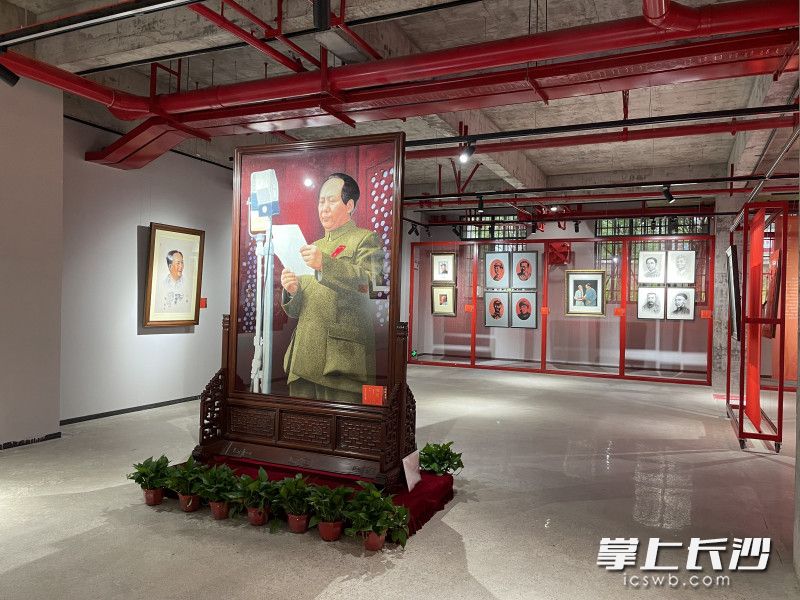 “回眸百年”中国刺绣艺术红色主题展精美作品。照片由学校提供 “回眸百年”中国刺绣艺术红色主题展精美作品。照片由学校提供